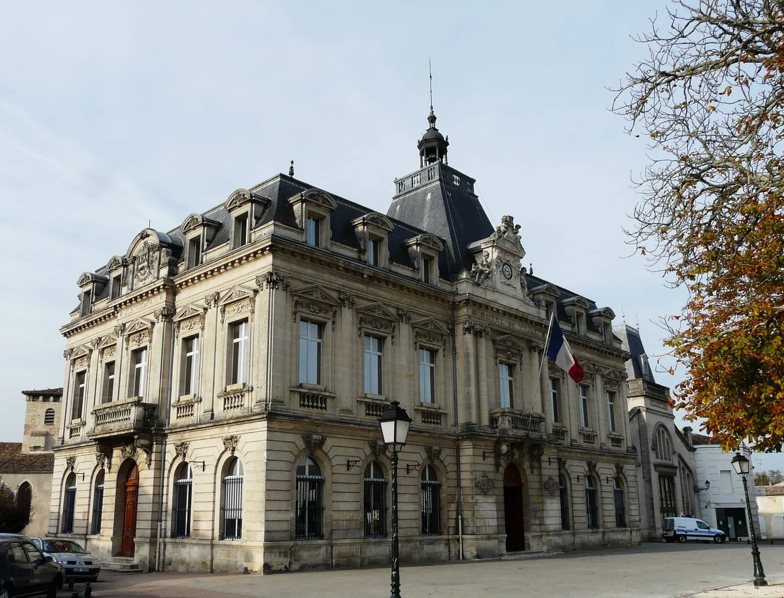 L'hôtel de ville de Coutras, en Gironde