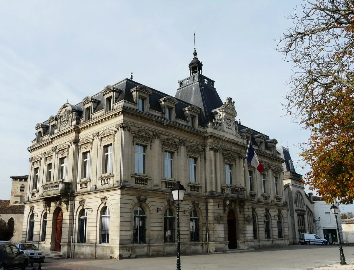 L'hôtel de ville de Coutras, en Gironde