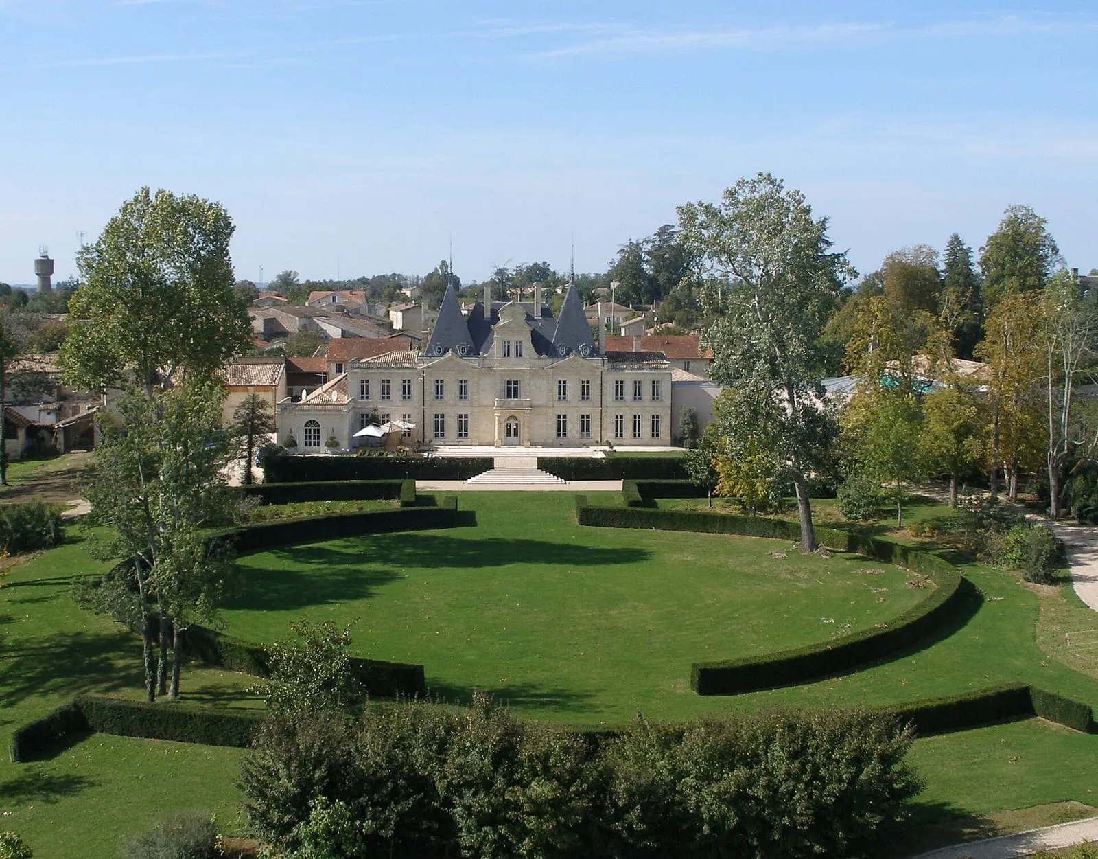 Le château de Lussac, construit en 1876 au cœur du village