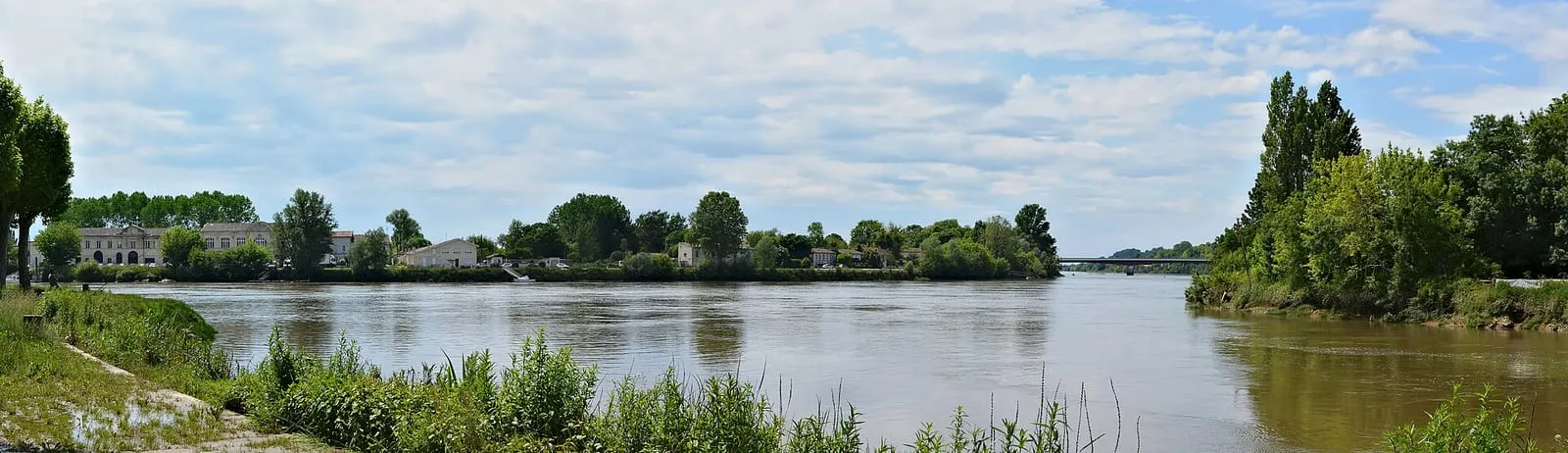 L'Isle et la Dordogne réunies au confluent de Libourne, en 2013