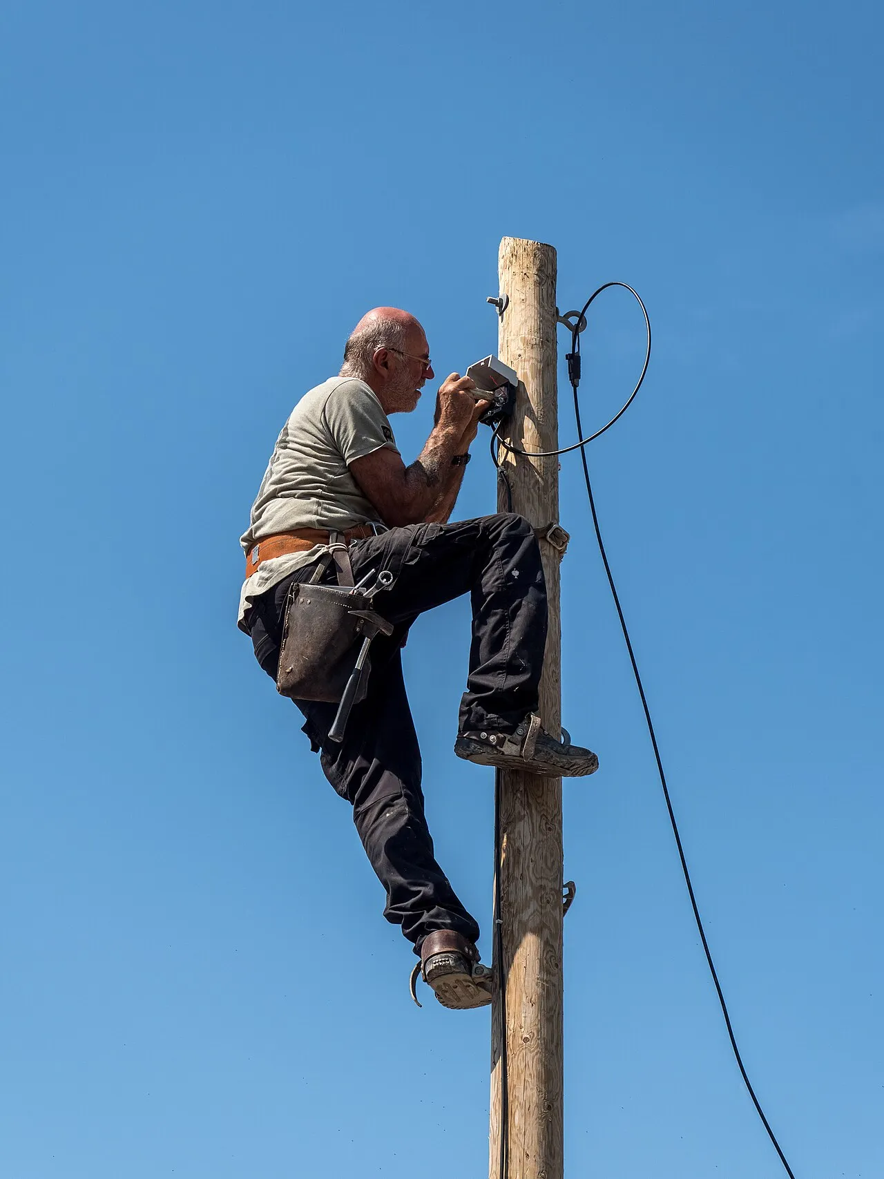 Électricien travaillant sur une armoire électrique