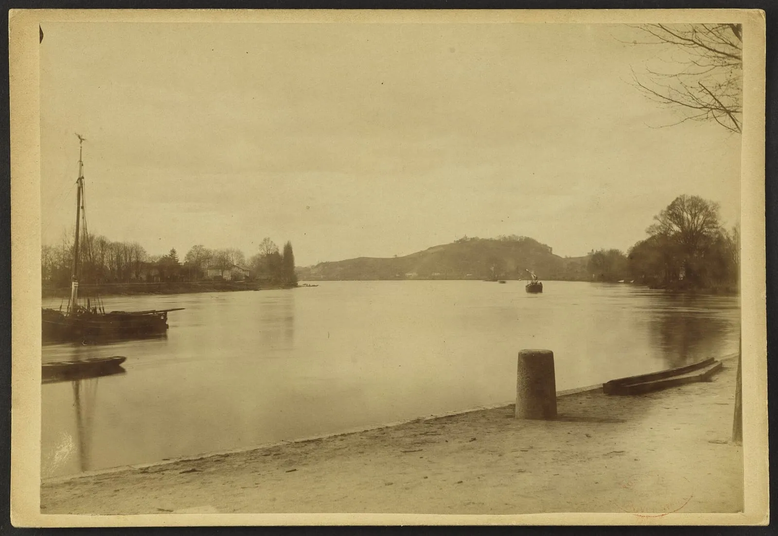 Vue panoramique de Fronsac et de sa butte, vue ancienne de Jean-Auguste Brutails