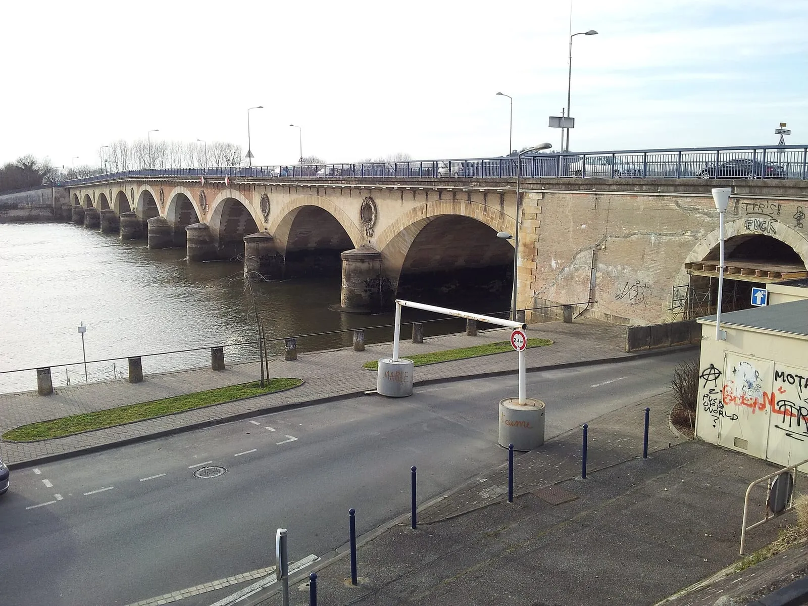 Le pont de Libourne vu depuis le quai du Priourat, sur la Dordogne