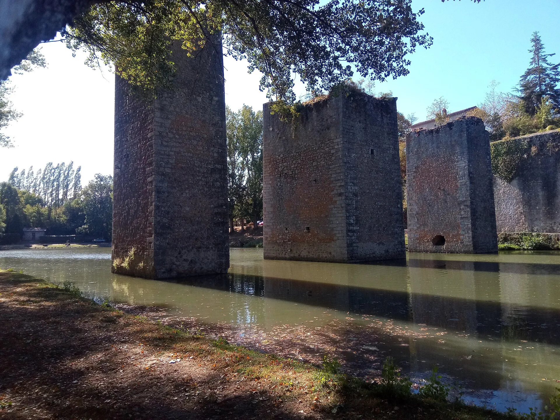 Vestiges et paysage de Lussac-les-Châteaux, dans la Vienne