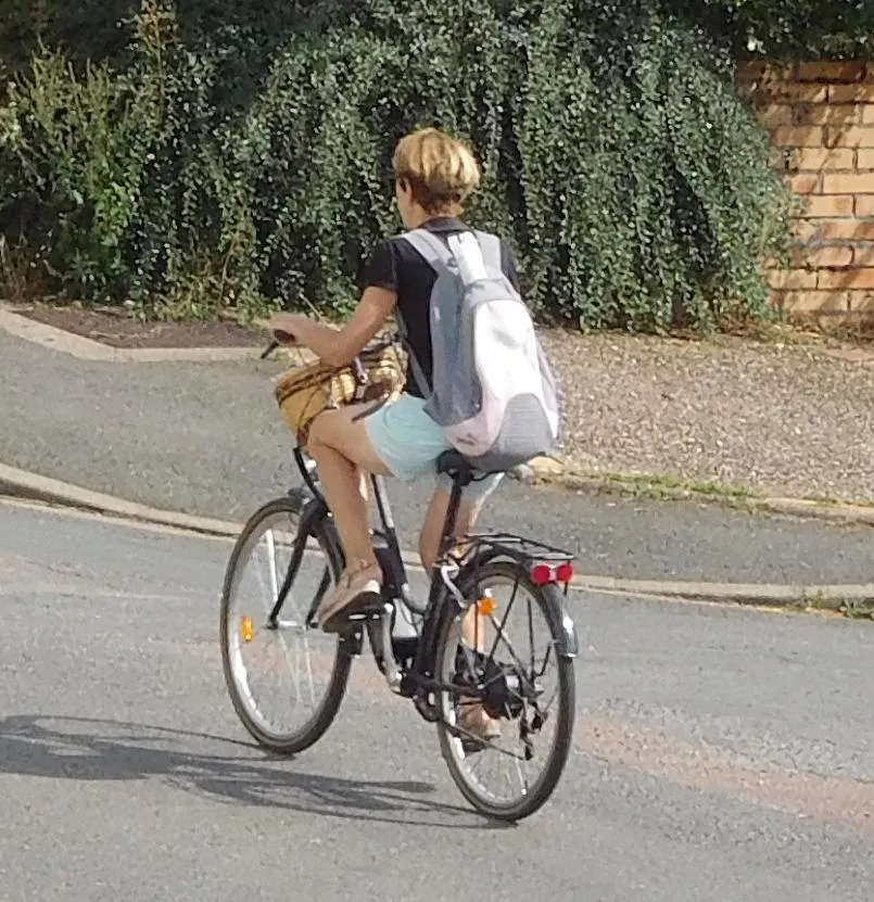 Un cycliste avec un sac à dos dans une rue de ville