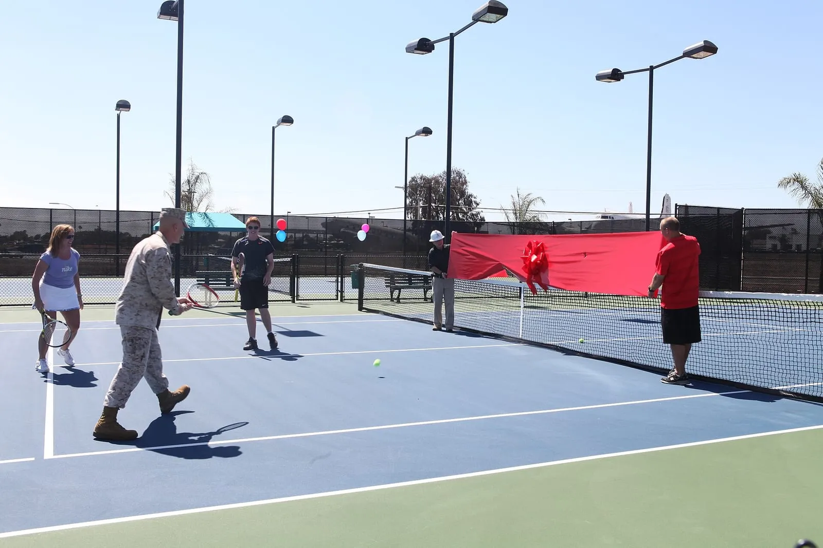 Des joueurs sur un court de tennis en plein air