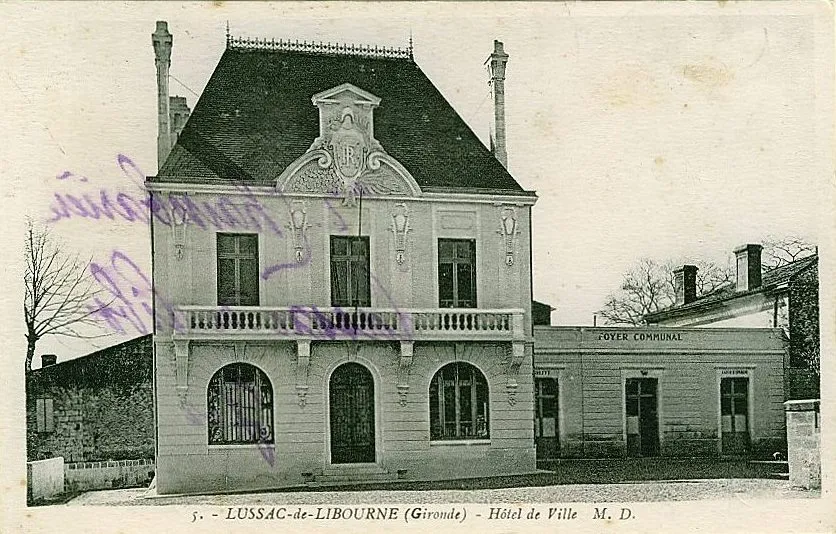 La mairie de Lussac, place de la République