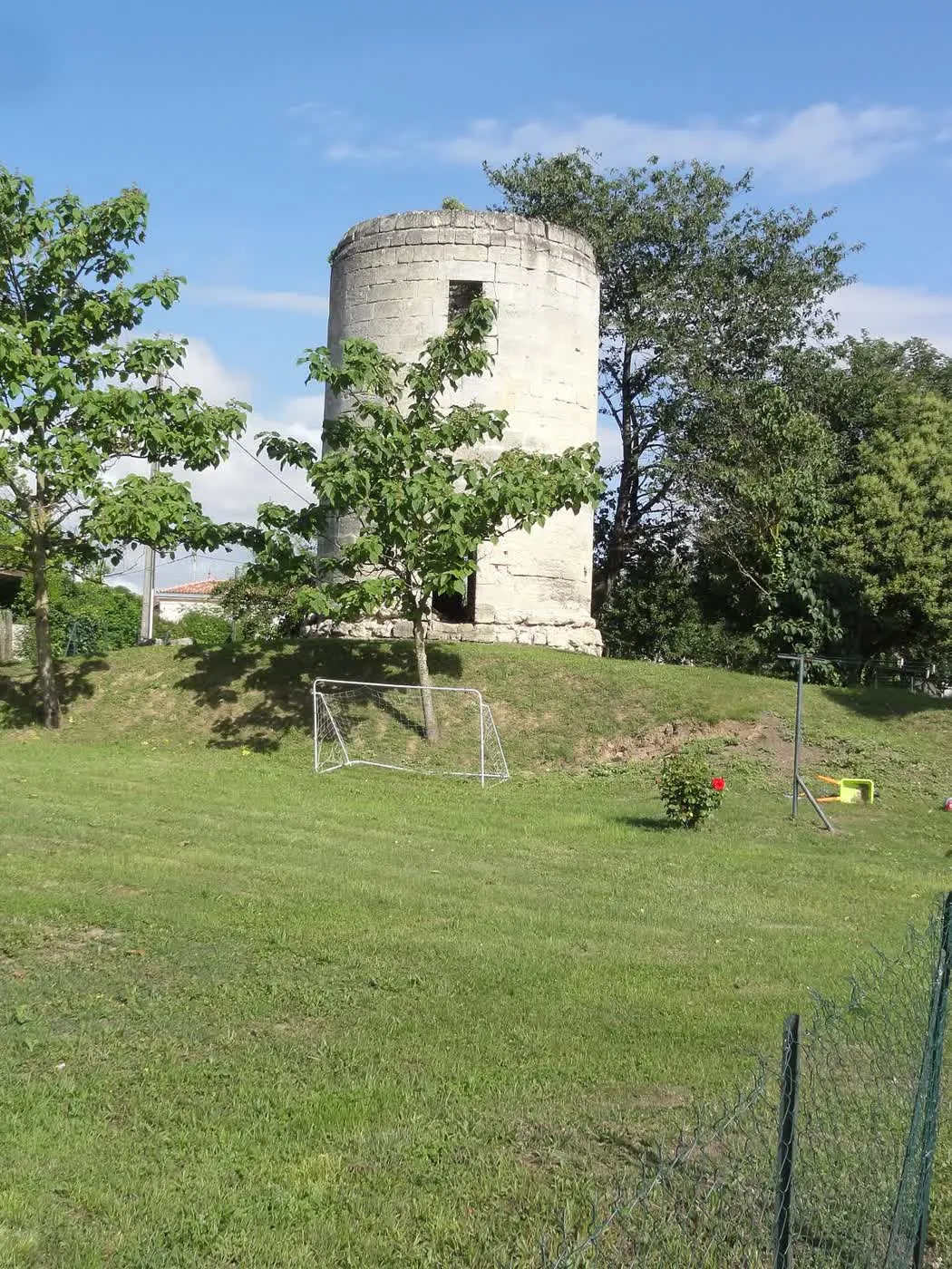 Tour d'un moulin à vent en pierre de Gironde, du même type que les moulins disparus de Lussac