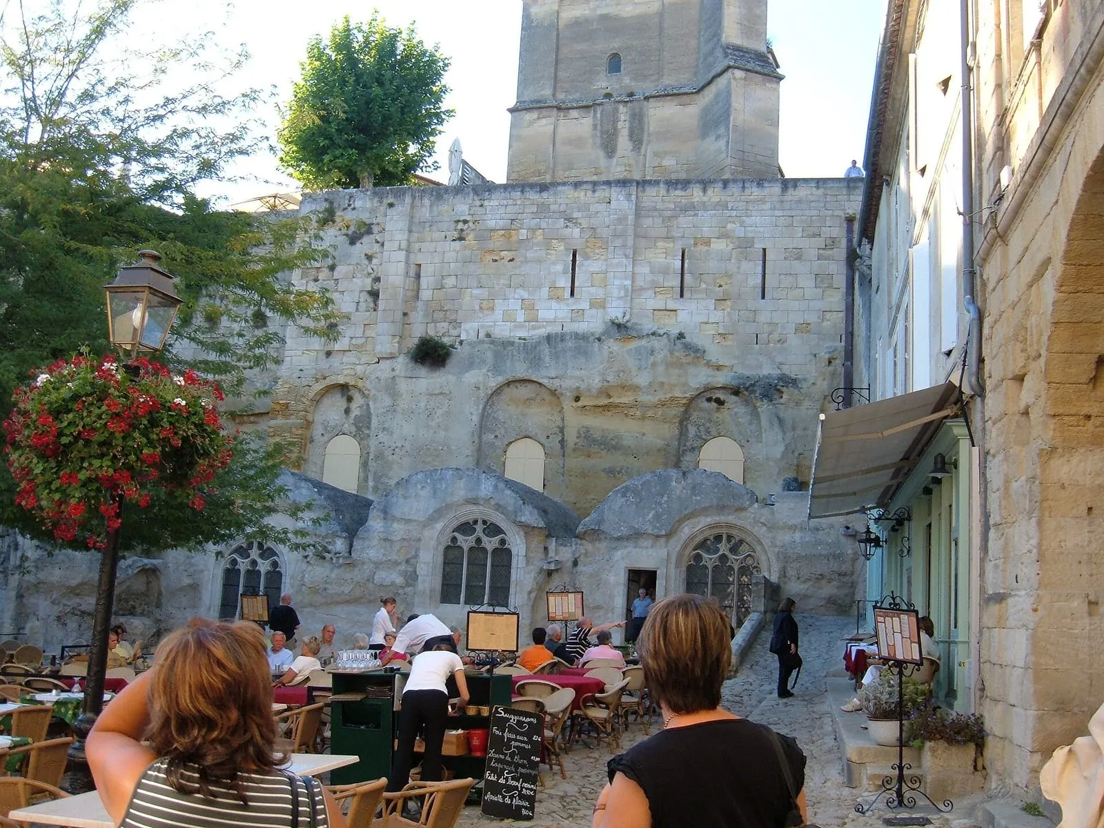 Le clocher de l'église monolithe de Saint-Émilion, taillée dans le calcaire