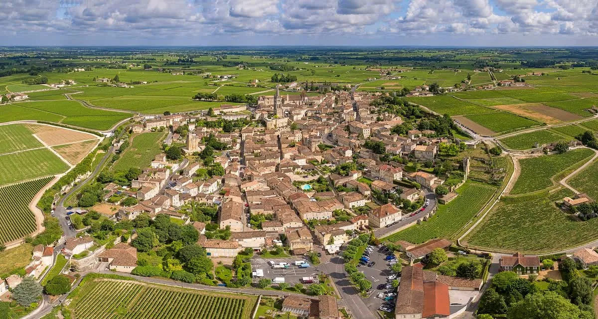 Vue aérienne de la cité médiévale de Saint-Émilion et de son vignoble